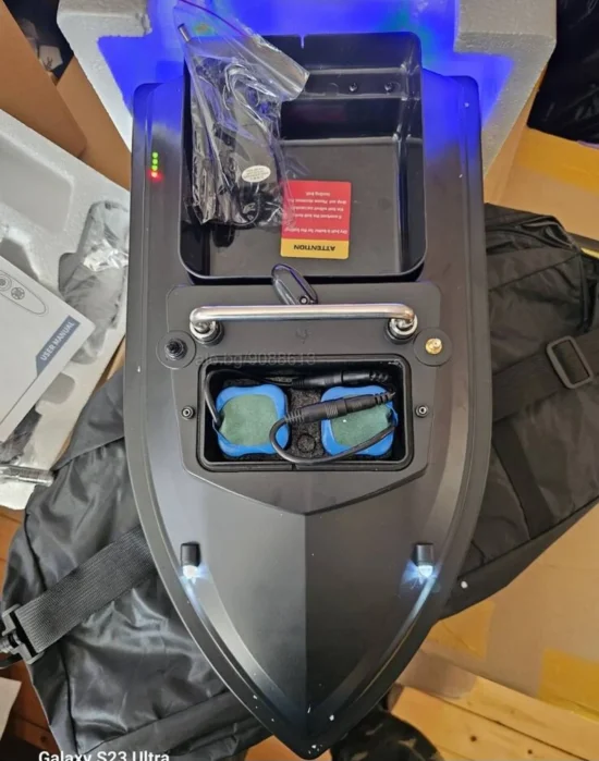 Лодки за захранка Лодка за захранка V050 с круиз контрол - до 500 метра обхват + БОНУС сак и зарядно за автомобил